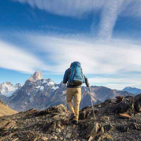 Hombre escalando montaña con mochila LochWild