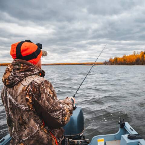 Hombre pescando en bote