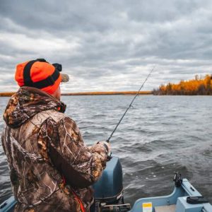 Footer-Gallery-05 Hombre pescando en bote